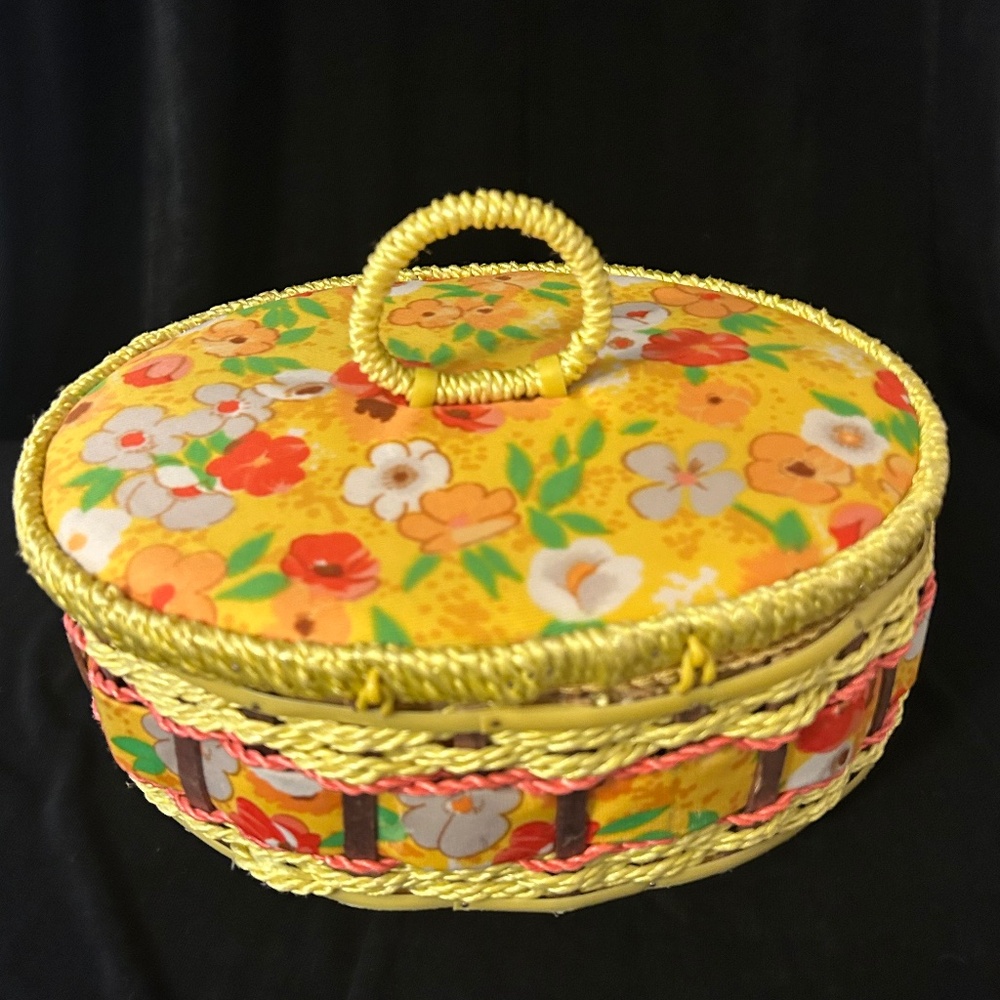 1960"s vintage sewing basket. - Picture 5 of 9